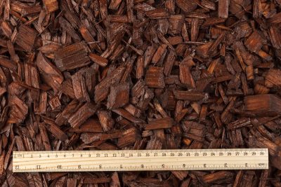 Цветная мульча из древесной стружки (20–40 мм) — коричневая