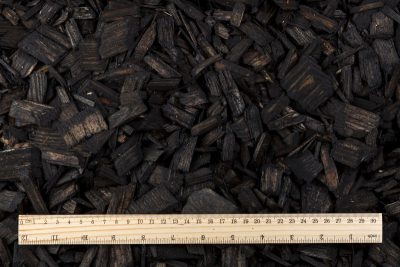 Цветная мульча из древесной стружки (20–40 мм) — черный